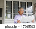 新聞を読むシニア