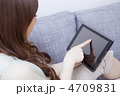 タブレットを見る女性