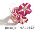ガラスの花瓶にペチュニアの花