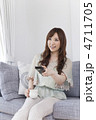テレビを見る女性 テレビを見る女性