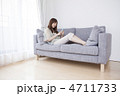 リビングでスマートフォン