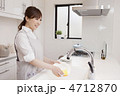 キッチンで洗い物をする女性
