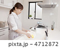 キッチンで洗い物をする女性
