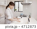 キッチンで洗い物をする女性