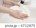 キッチンで洗い物をする女性