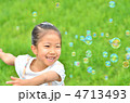 シャボン玉で遊ぶ女の子