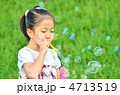 シャボン玉で遊ぶ女の子