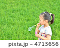 シャボン玉をふくらませる女の子