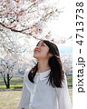 女性　春　桜　　公園　 木ソメイヨシノ　花見　さわやか　屋外　行事 　笑顔　若い　学校　人物　セクシ