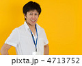 白いシャツを着た日本人男性