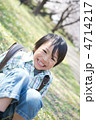 桜と小学生の男の子