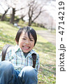 桜と小学生の男の子