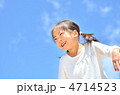 青空で元気に遊ぶ女の子