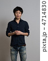 シャツを着た20代の男性