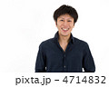 シャツを着た20代の男性