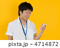 白いシャツを着た日本人男性