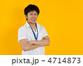 白いシャツを着た日本人男性