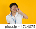 白いシャツを着た日本人男性