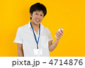 白いシャツを着た日本人男性