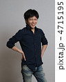 紺色のシャツを着た20代の男性