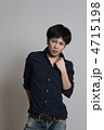 紺色のシャツを着た20代の男性