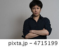 紺色のシャツを着た20代の男性