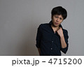 紺色のシャツを着た20代の男性