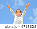 青空でバンザイする女の子