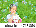 シャボン玉を飛ばす女の子