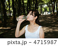 水を飲む女性