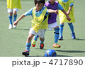 ユニフォームを着たサッカー少年のドリブルシーン