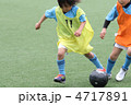 ユニフォームを着たサッカー少年のディフェンスシーン