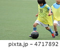 ユニフォームを着たサッカー少年のドリブルシーン