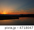 水辺の夕暮れ
