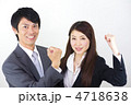 ガッツポーズをする会社員