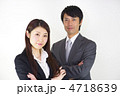 腕を組む会社員