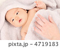 乳児と手