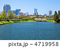 半蔵濠沿いの満開の桜とビル街