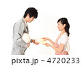 主婦に見積書を渡す作業員