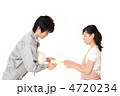 主婦に見積書を渡す作業員