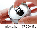 缶ビールを開ける手