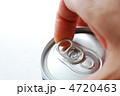 缶ビールを開ける手