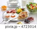 朝食　クロワッサン　パン　サラダ　ベーコン　スープ　ジャム　オレンジ　ミルク　バター