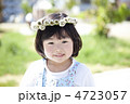 花冠を乗せる女の子