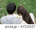 公園で勉強する大学生カップル