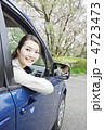 車を運転する若い女性