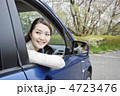 車を運転する若い女性