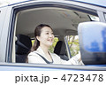 車を運転する若い女性