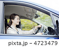 車を運転する若い女性