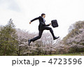 ジャンプしているビジネスマン